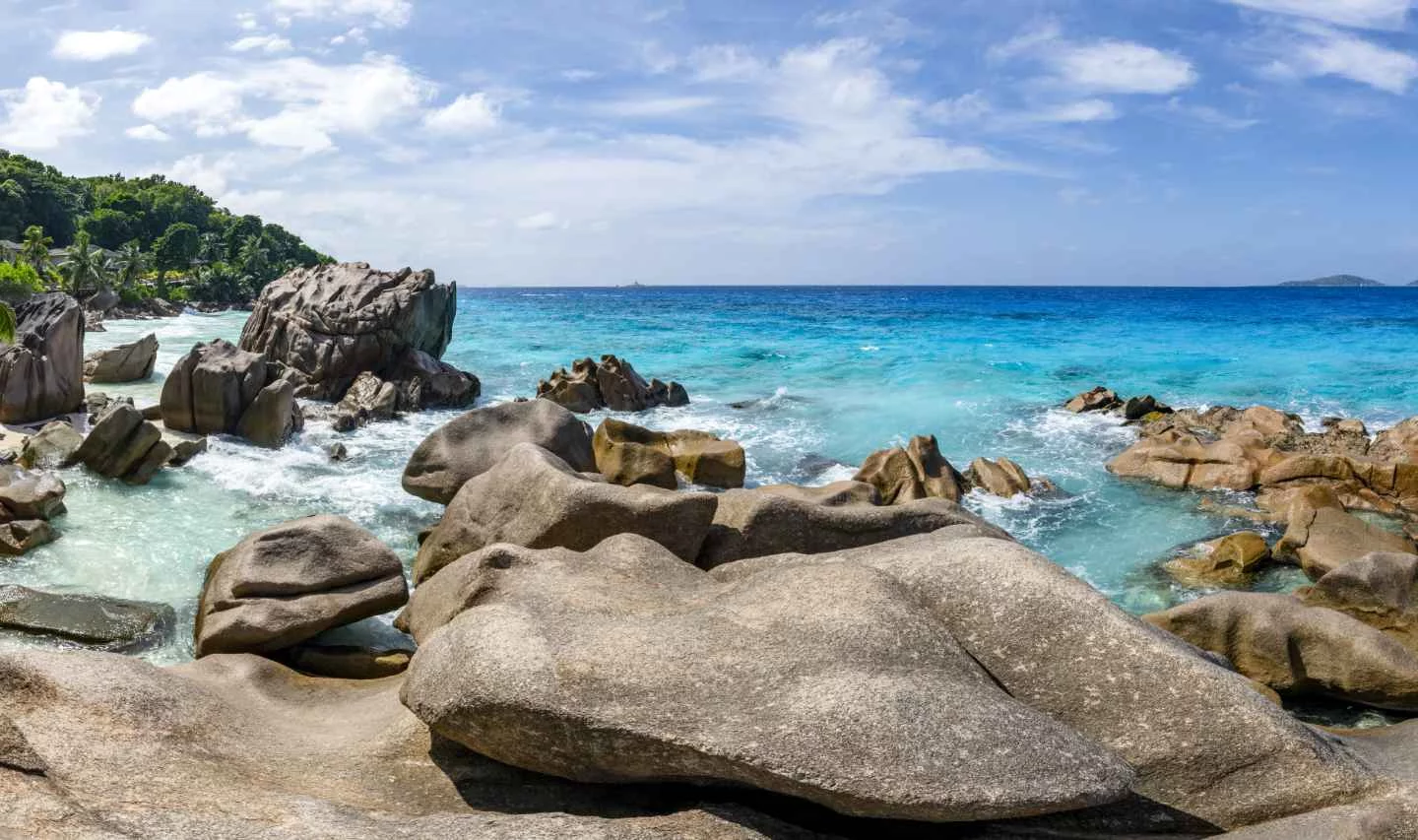 Eindrucksvolle Granitfelsen an der Küste von La Digue auf den Seychellen.