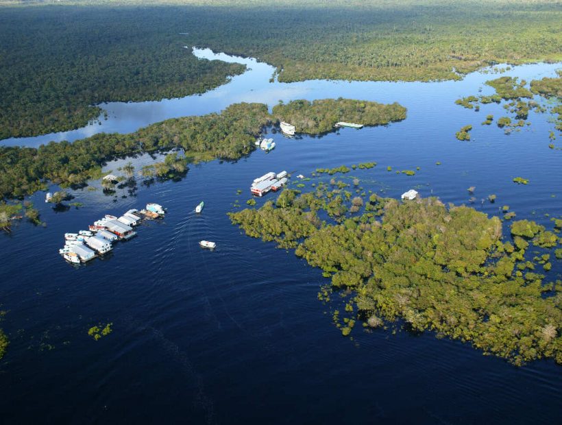 Luftaufnahme über den Regenwald bei Manaus, überschwemmter Regenwald, Kanäle, schwimmende Häuser, Amazonas, Brasilien