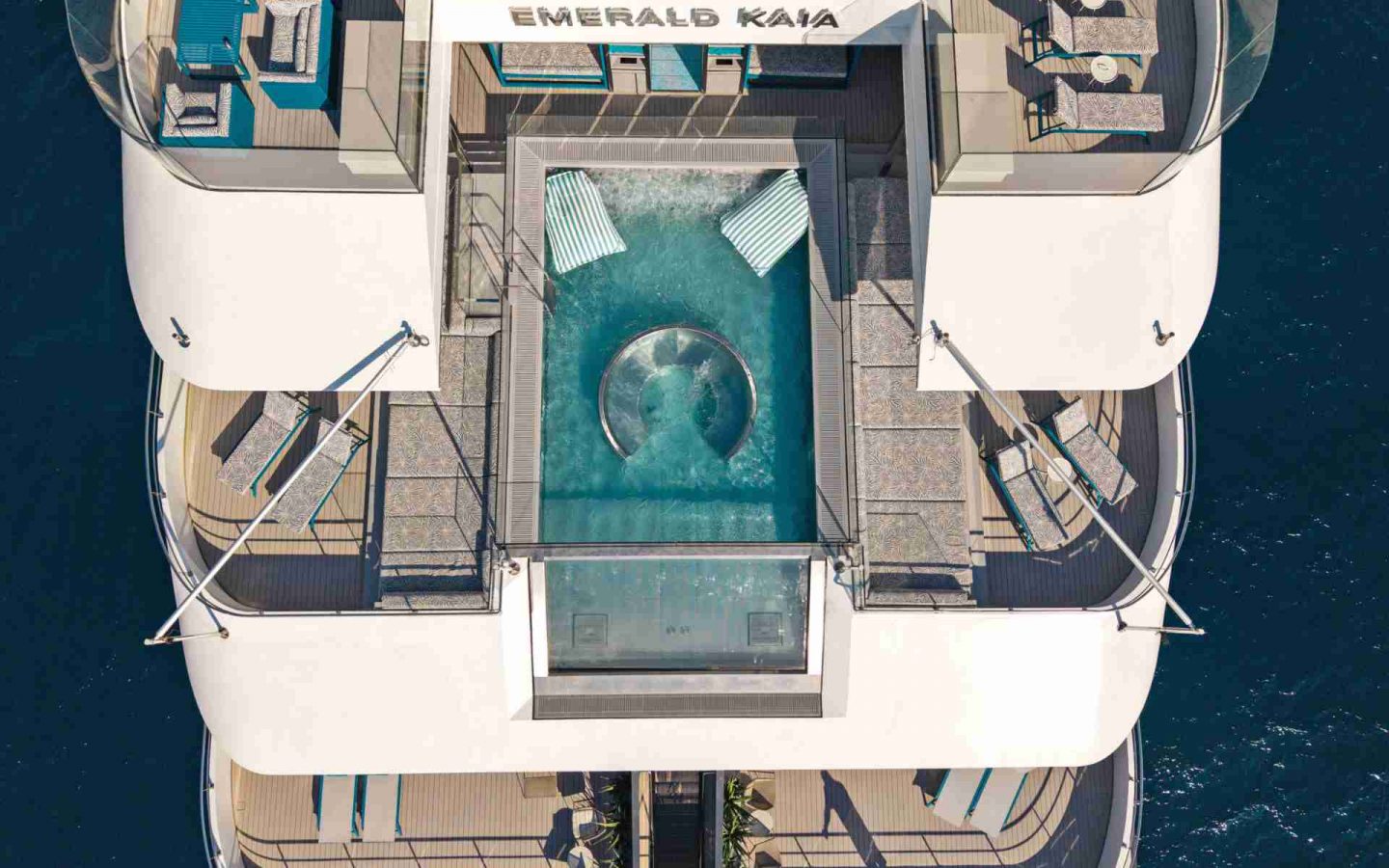 Aqua Pool Deck der Emerald Kaia mit Liegen und Meerblick