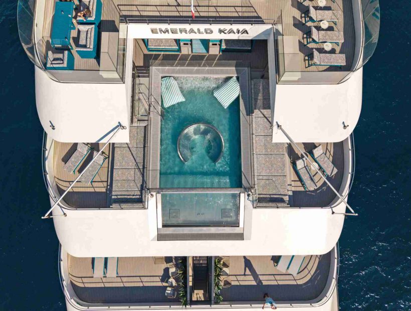 Aqua Pool Deck der Emerald Kaia mit Liegen und Meerblick