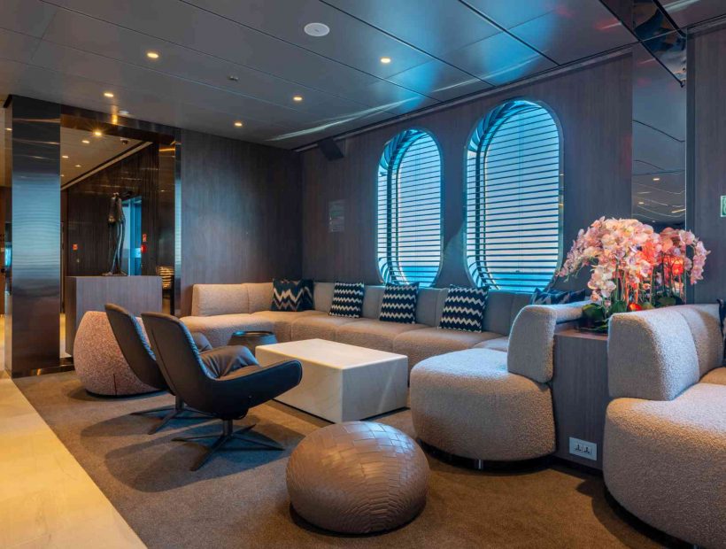 Amici Bar & Lounge an Bord der Emerald Kaia mit stilvollem Sitzbereich