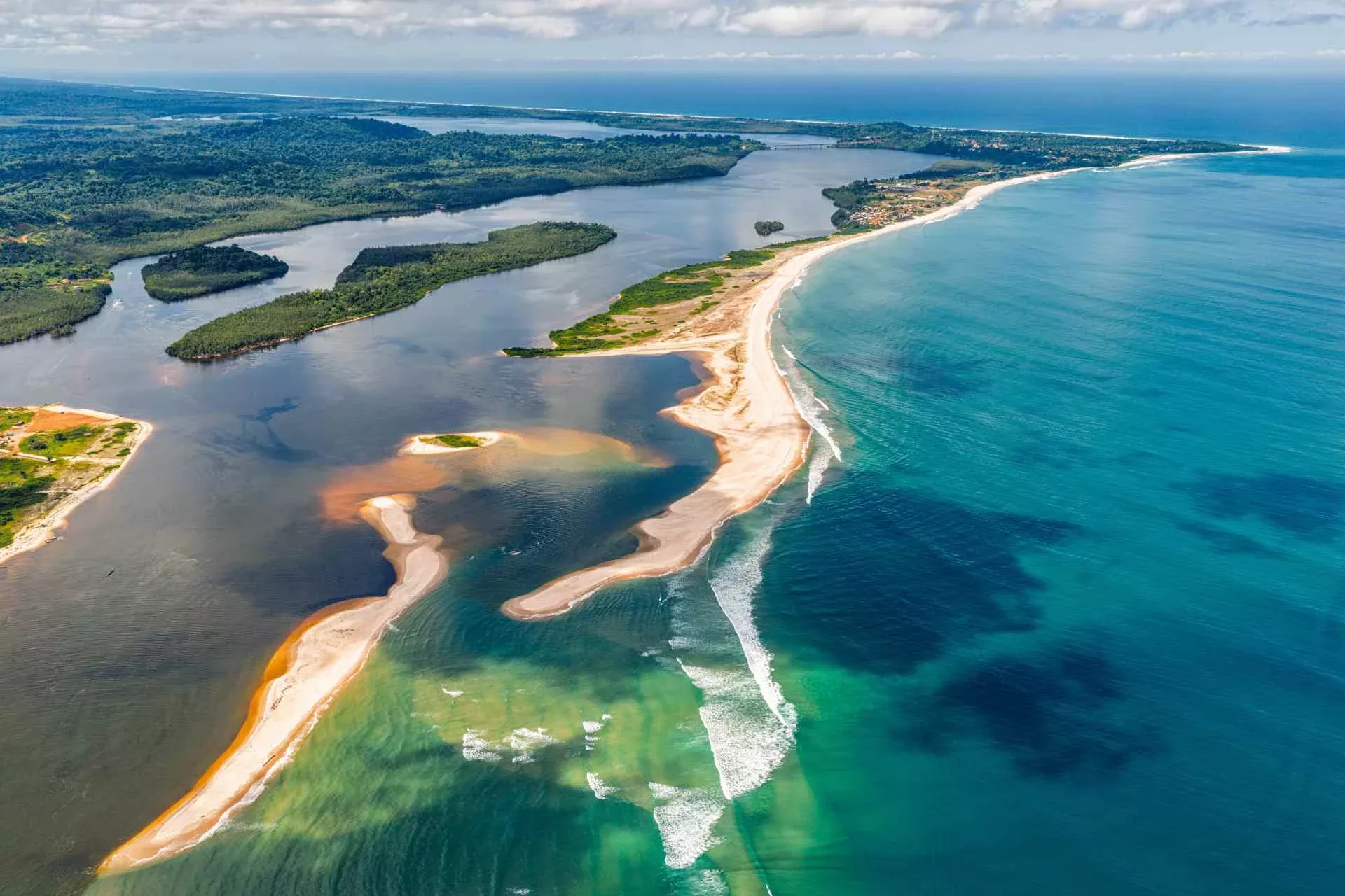 Luftaufnahme einer Küstenlandschaft mit Lagunen, Sandbänken und Stränden in Mayumba, Gabun.