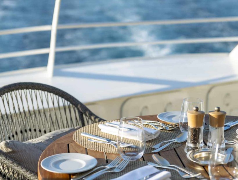 Ein Restaurant Tisch an Bord der Ponant Explorers