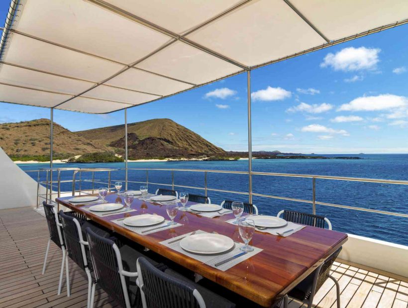 Dining Balcony der Reina Silvia Voyager mit Sitzbereich und Meerblick
