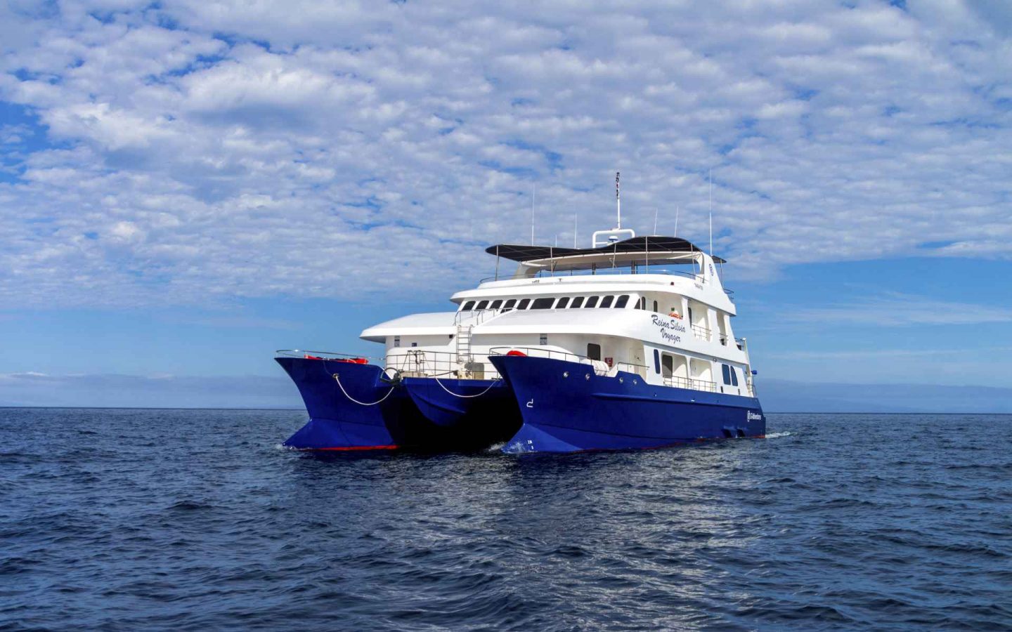 Reina Silvia Voyager auf See vor der Küste der Galapagosinseln