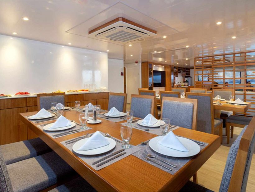 Restaurant der Reina Silvia Voyager unterwegs im Galapagos Archipel