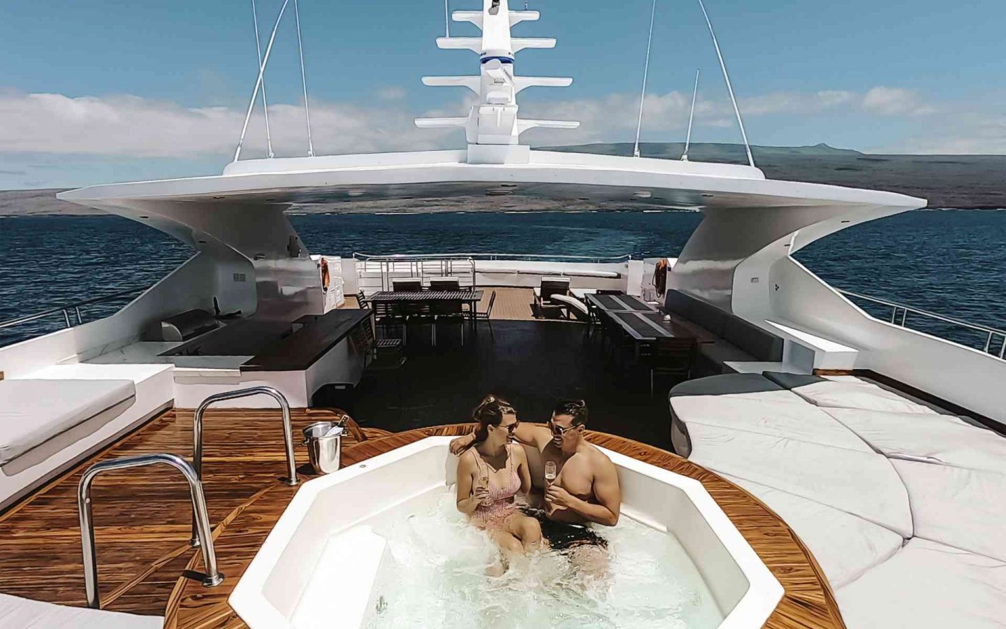 Jacuzzi auf dem Sundeck der Infinity