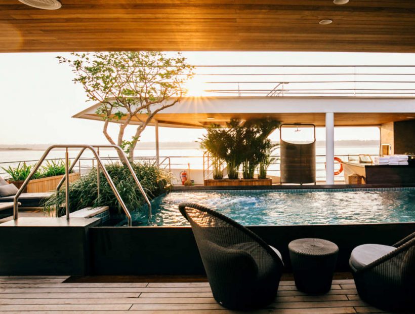 Pool Deck der Scenic Spirit auf dem Mekong mit Liegebereich und Flussblick