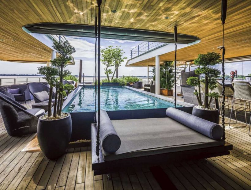 Pool Deck der Scenic Spirit auf dem Mekong mit Liegebereich und Flussblick