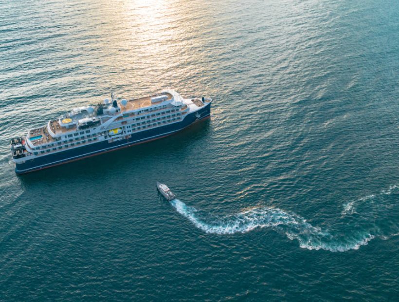 SH Diana von Swan Hellenic auf See mit weitem Meerblick