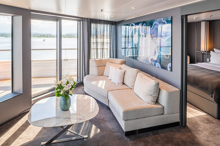 Panorama Suite der Scenic Eclipse II mit weitem Ausblick und privater Veranda