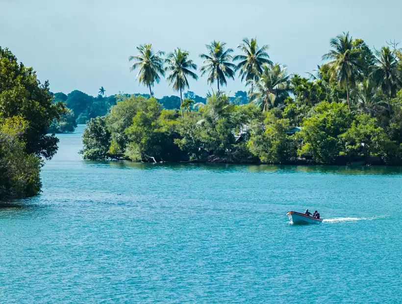 Bootfahrt in einer Lagune Papua-Neuguinas