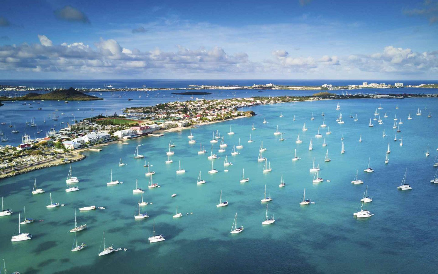 Luftaufnahme von Marigot Bay mit Segelbooten und türkisblauem Wasser in der Karibik