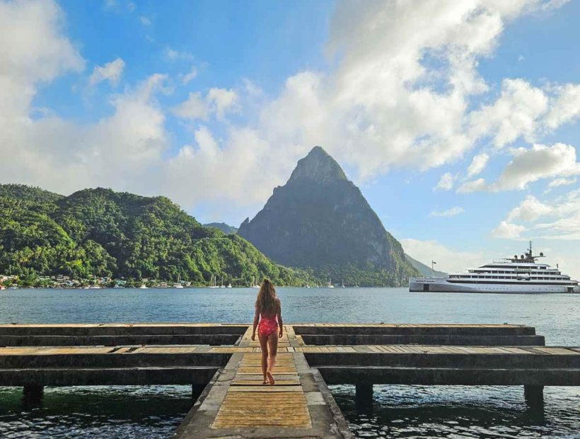 Emerald Sakara vor St. Lucia mit Blick auf die Pitons und tropische Küste