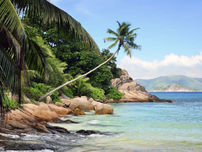 Meereslandschaft der Seychellen mit türkisblauem Wasser und tropischer Küste