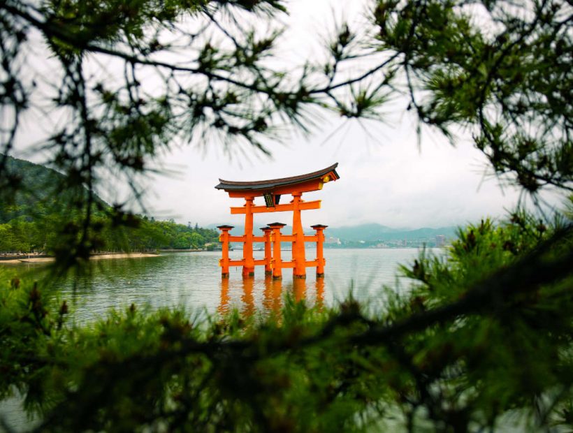 Rotes Torii-Tor des Itsukushima-Schreins im Wasser vor Miyajima Island bei Hiroshima