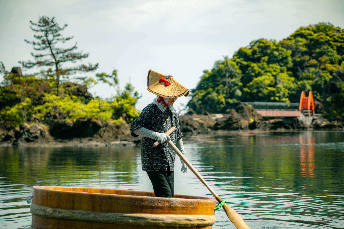 Frau in einem traditionellen Fassboot im Dorf Shukunegi auf Sado Island in Japan