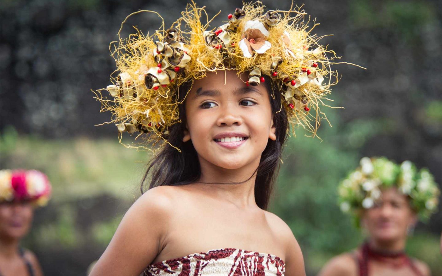 Polynesisches Mädchen mit traditionellem Blumenkranz während einer kulturellen Vorführung auf den Marquesas.