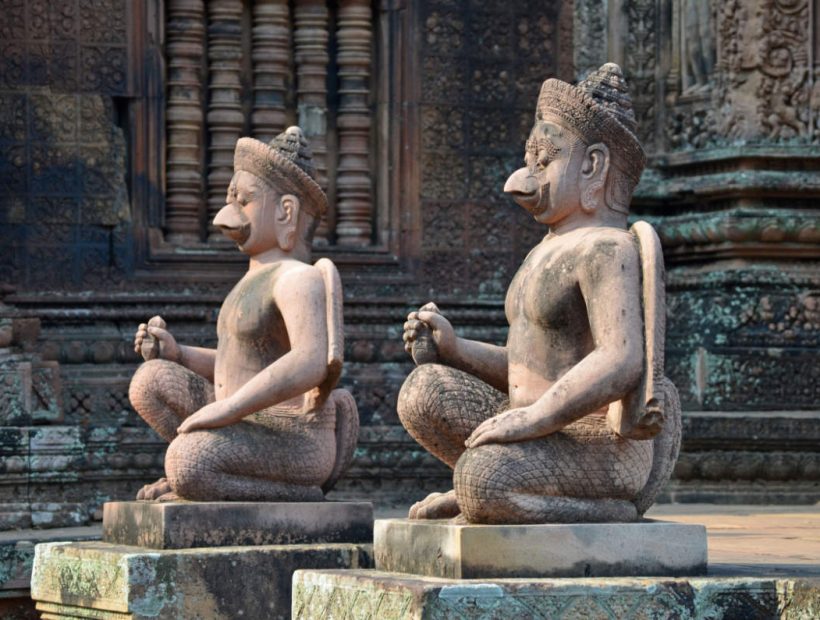 Statuen im Inneren des Banteay Srei Tempels in Kambodscha
