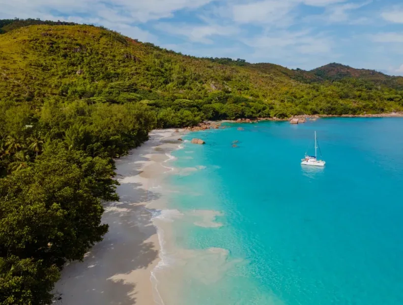 Strand in einer Bucht auf den Seychellen