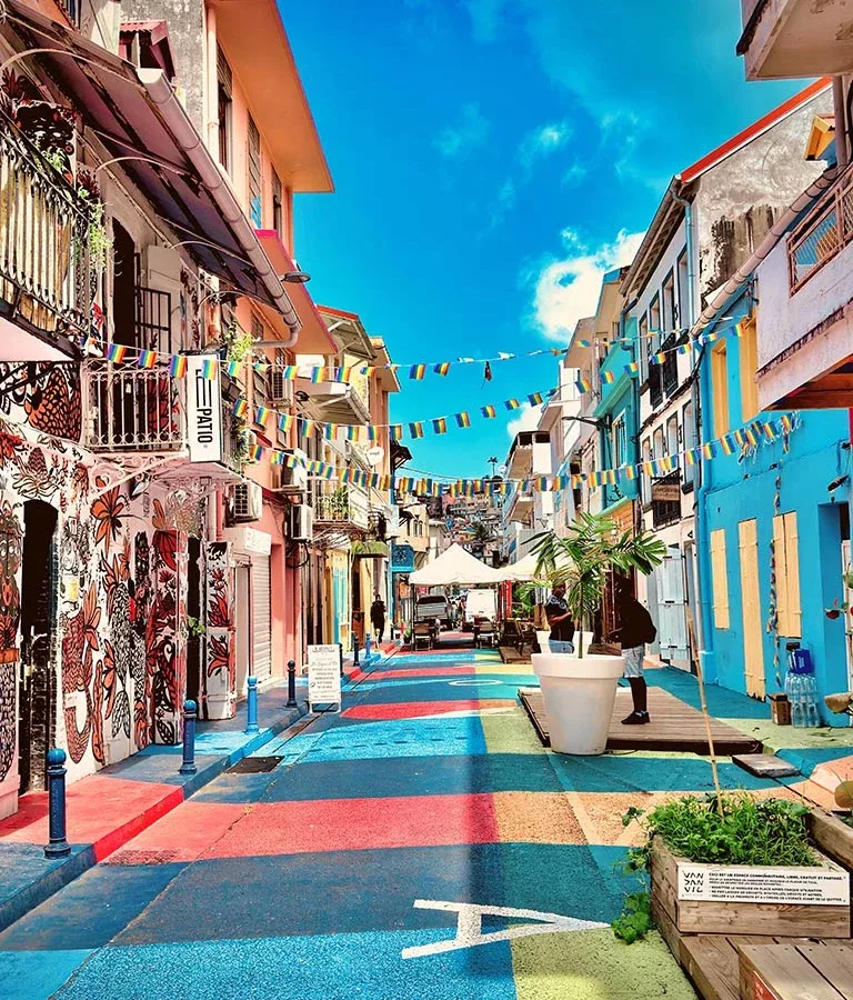 Bunte Straßenansicht in Martinique
