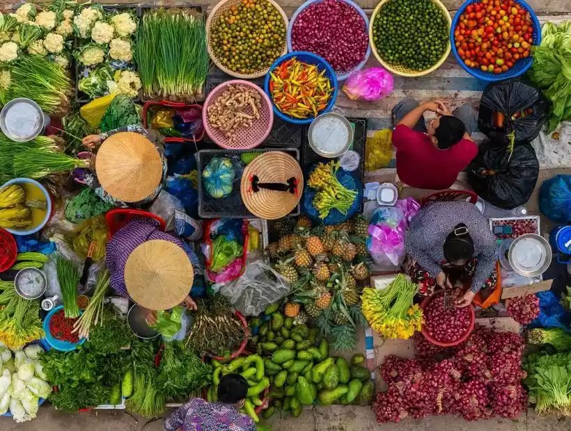 Bunter Blick auf einen Markt am Mekong