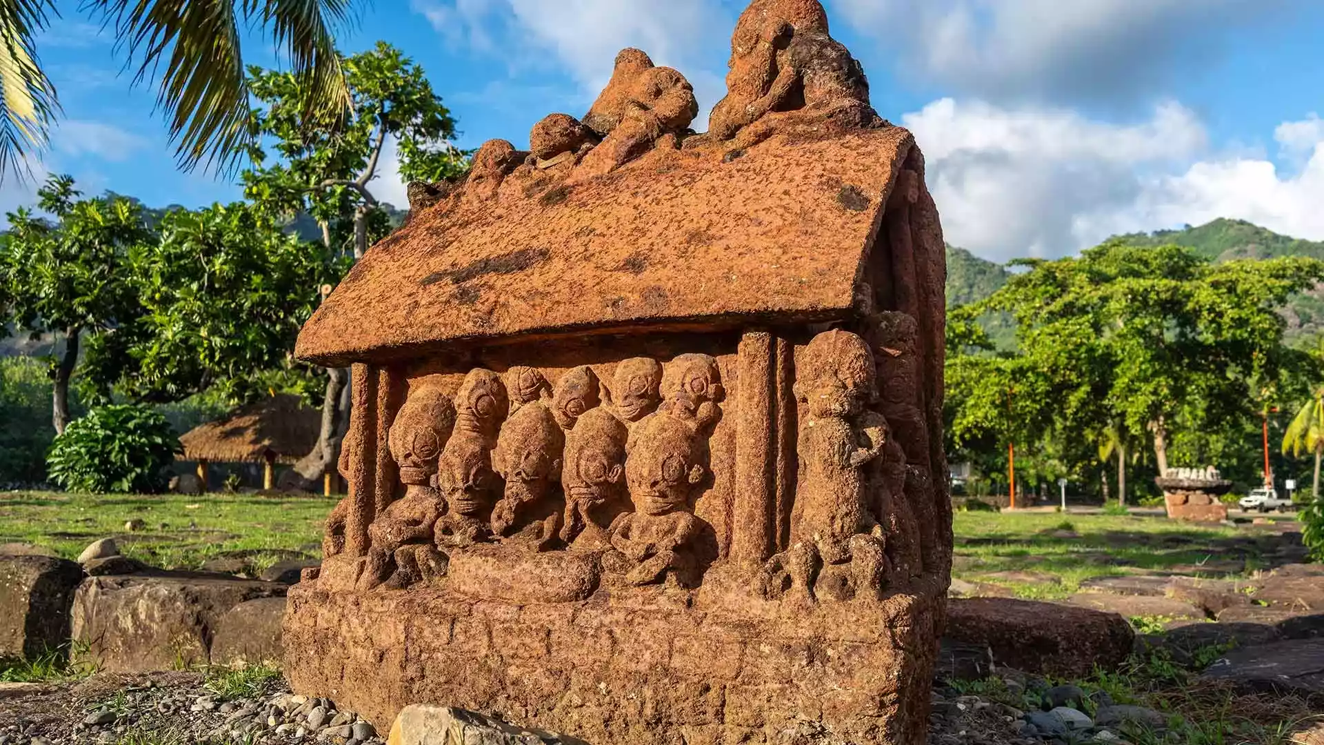 Marquesan Tiki-Schnitzereien sind weltberühmte Holz- und Steinskulpturen von den Marquesas-Inseln