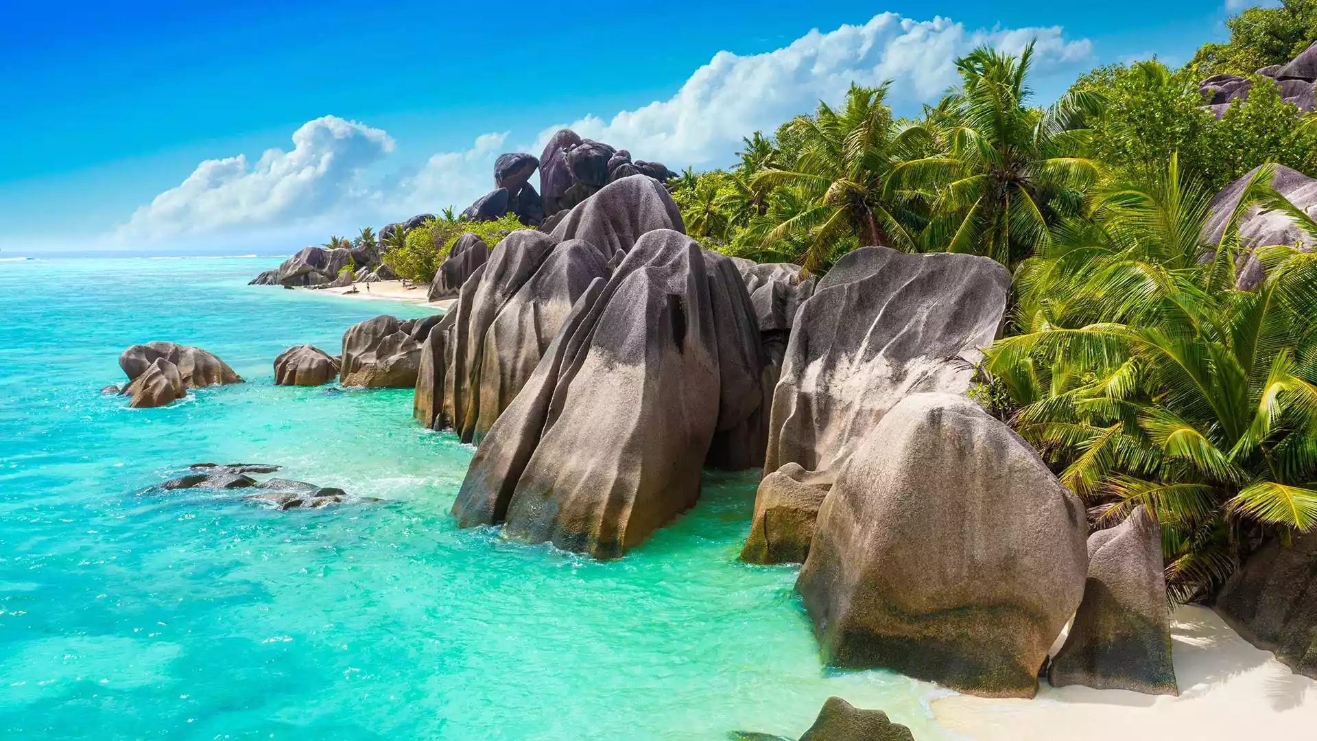 Weisser Strand mit den markanten Granitfelsen der Seychellen
