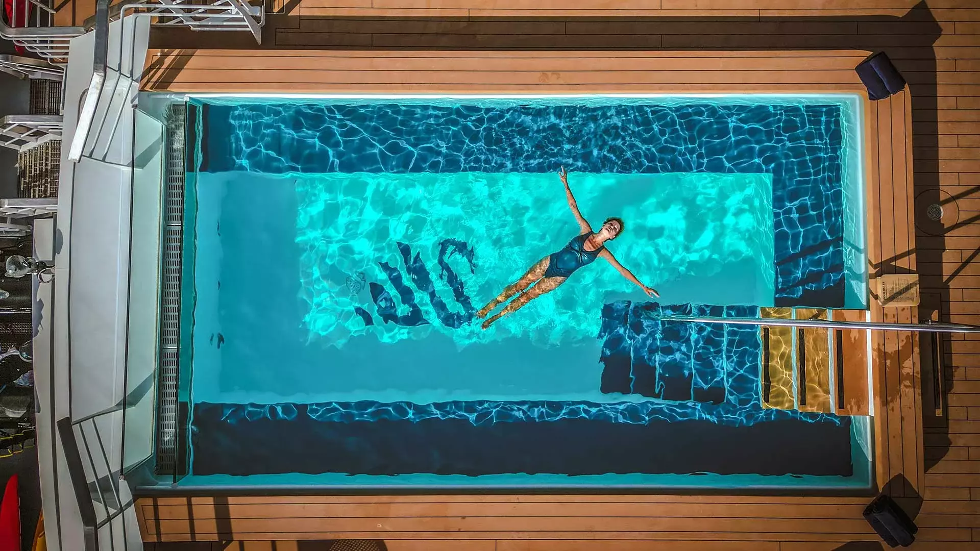 Entspannung im Pool an Deck © Swan Hellenic