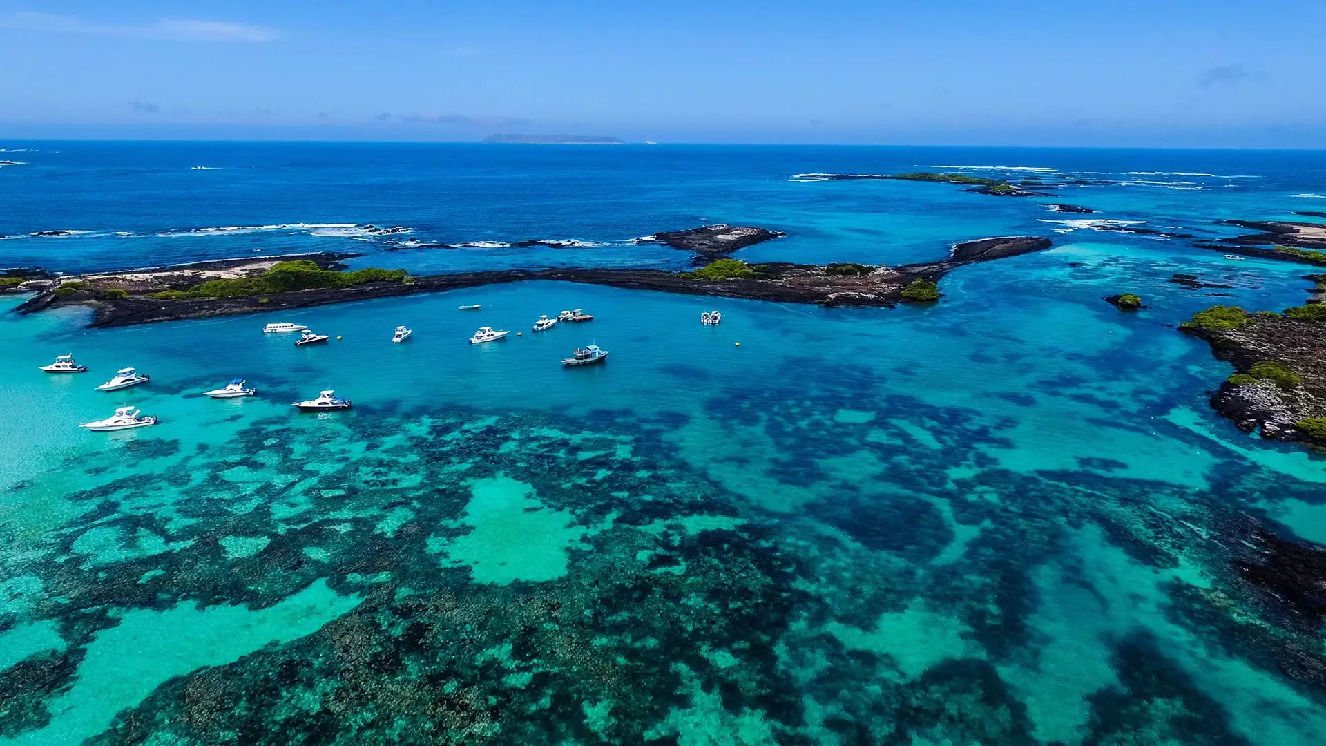 Yachten beim Ankern auf den Galapagos Inseln