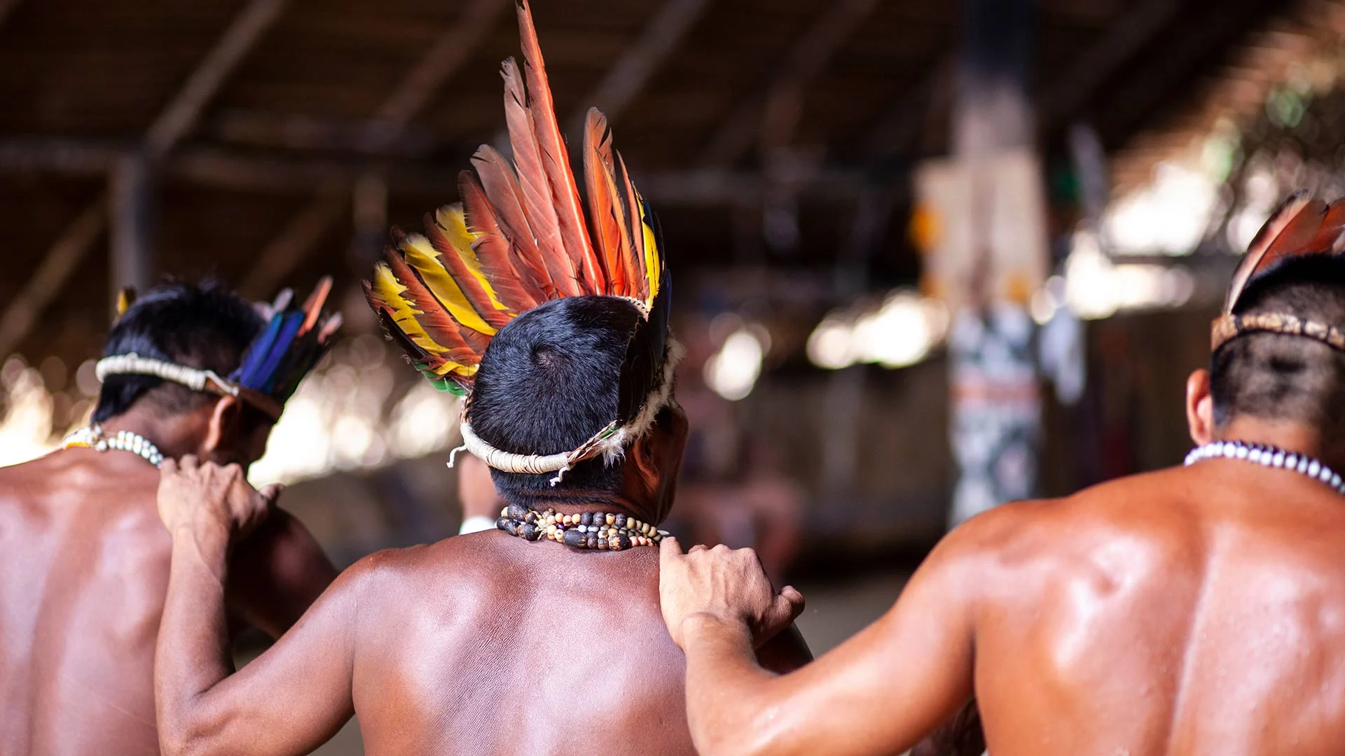 Indigene Tänzer am Amazonas