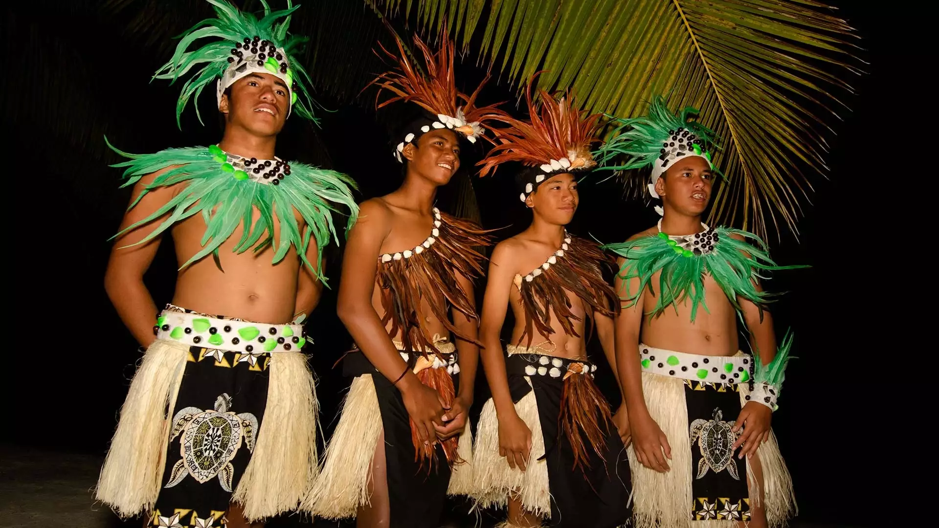 Gruppenporträt polynesischer Tänzer aus Tahiti in farbenfrohen Kostümen