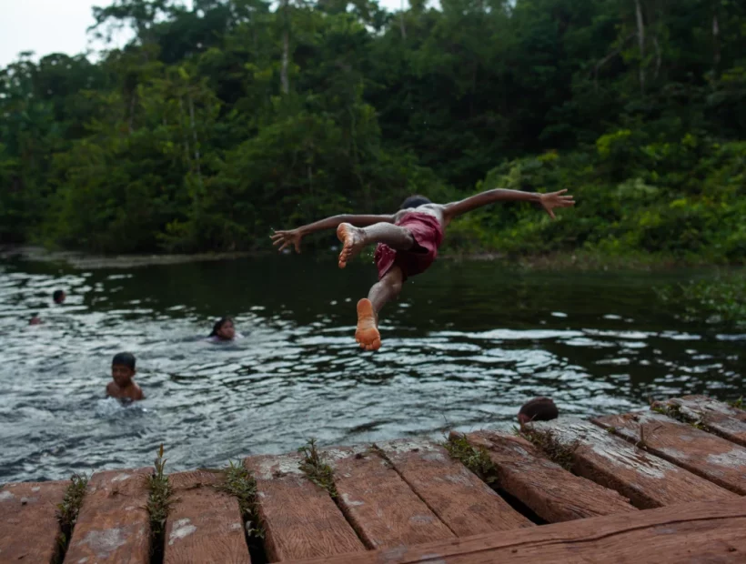 Kinder baden im Amazonas