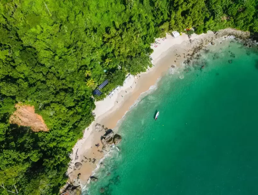 Tropischer Strand As Ilhas an der Nordküste des Staates São Paulo, Brasilien.